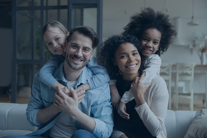 padre, madre y sus dos hijas