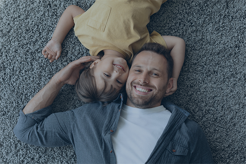 un padre feliz y su hijo